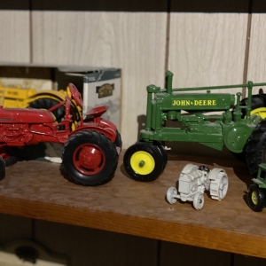 Die Cast Model Tractors | John Deere Die Cast Model Tractors & McCormick  Deering Farmall Die Cast Model Tractor