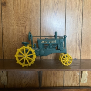 John Deere | Cast Iron John Deere Tractor